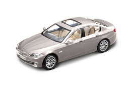 Модель автомобиля BMW 5 Series Saloon Titanium Silver, Scale 1:18 80 43 2 158 011